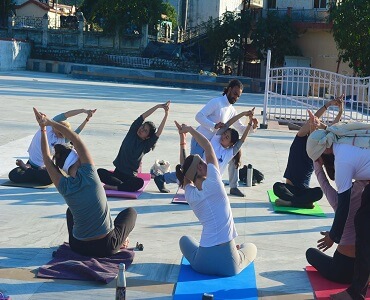200-hour-yoga-TTC-outdoor-yoga-class